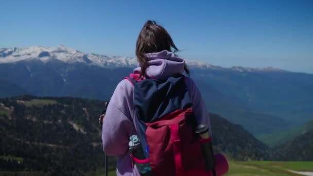Дівчина рюкзак, що розглядає гірський пейзаж — стокове відео
