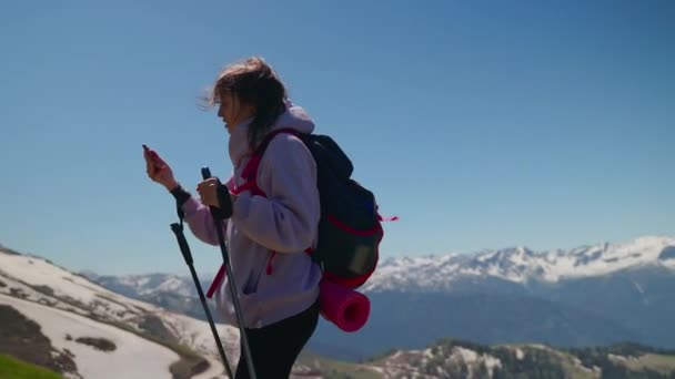 Жінка гірський пішохід, використовуючи gps на мобільному телефоні, щоб перевірити маршрут — стокове відео