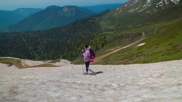 Gelukkige wandelaar op de top van de berg, klimmen en handen omhoog, genieten van pittoresk landschap — Stockvideo