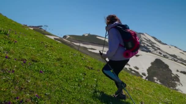 Lány túrázó gyorsabban halad, hogy meghódítsa a csúcsot — Stock videók