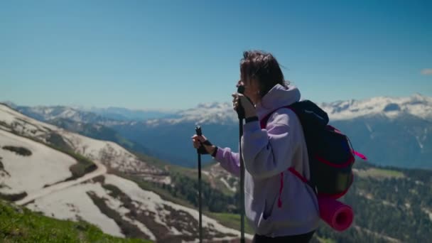 Mulher caminhante escalando para o topo da colina — Vídeo de Stock