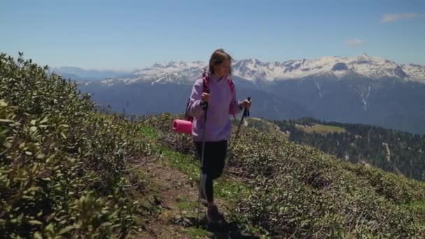 Estilo de vida saudável e atividades esportivas, a mulher está caminhando nas montanhas — Vídeo de Stock