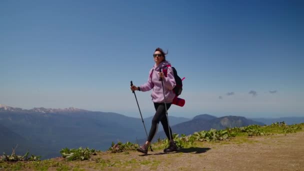 Женщина турист путешествует в одиночку в горах, независимая и уверенная женщина альпинистка — стоковое видео