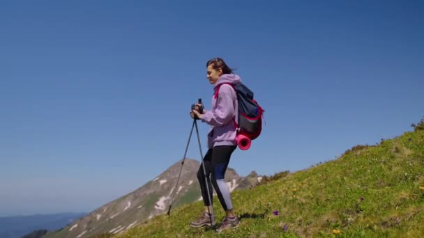 女性は山でのトレッキングを練習しています — ストック動画
