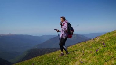 Sırt çantalı kız dağ resimleri çekecek.