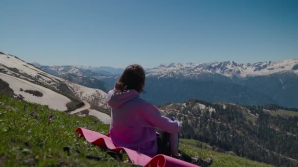 Verrukte wandelaar genieten van uitzicht op de bergen — Stockvideo