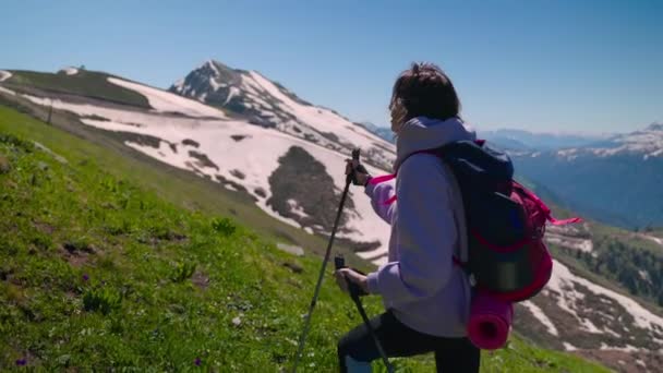 Mulher inspirada está subindo no topo do monte, viajando sozinho e apreciando a natureza — Vídeo de Stock
