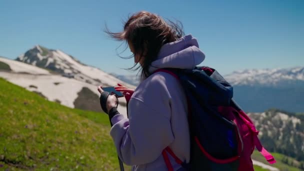GPS πλοήγησης στα βουνά κατά τη διάρκεια της πεζοπορίας, γυναίκα τουρίστας προβολή ηλεκτρονικό χάρτη στο smartphone — Αρχείο Βίντεο