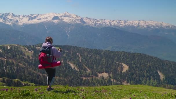 Жіночий пішохід має захоплюючу подорож в гори — стокове відео