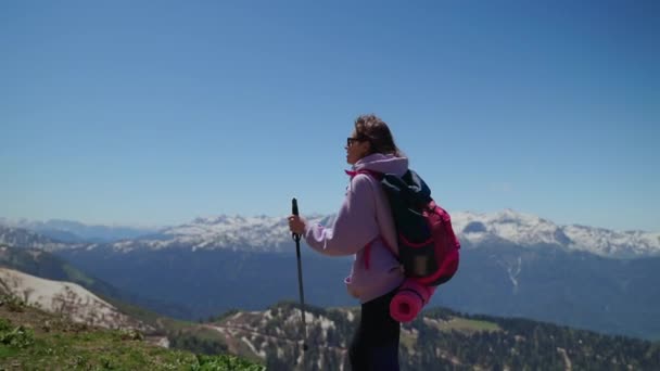Senderista de montaña y paisaje impresionante — Vídeo de stock