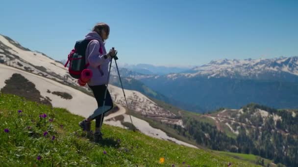 Mulher montanhista caminhando pela encosta — Vídeo de Stock