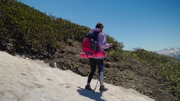 Caminhadas e mochila em terras altas em férias de verão, mulher turista com postes de trekking — Vídeo de Stock