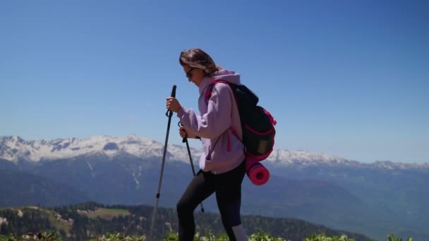 Κορίτσι ταξιδιώτη πεζοπορία στα βουνά — Αρχείο Βίντεο