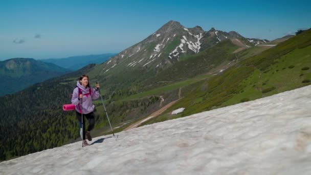 山の中の孤独なハイカーの女性高地のトレッキングとバックパッキング — ストック動画