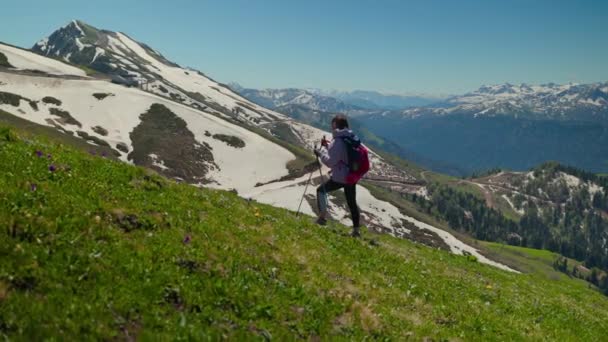 絵のように美しい山の風景の中に女性のトレッキング — ストック動画