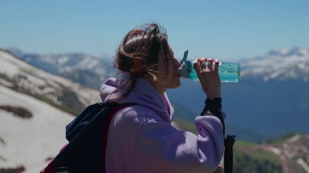 Wanita pejalan kaki menyegarkan diri dengan air setelah mendaki gunung — Stok Video