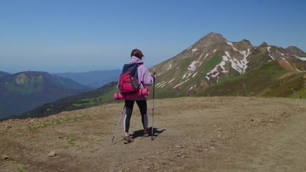 Chica de senderismo en las montañas — Vídeo de stock