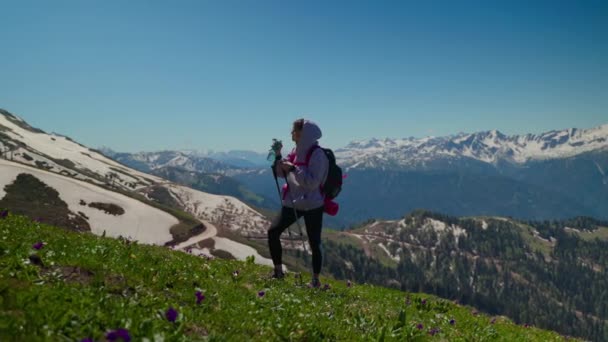 Fille randonneur dans les montagnes prendre un verre — Video