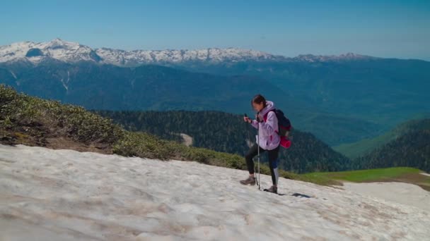 Mulher montanhista escalada perigosa encosta escorregadia — Vídeo de Stock