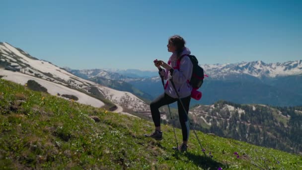 Wanderin überprüft Route mit GPS auf Handy — Stockvideo