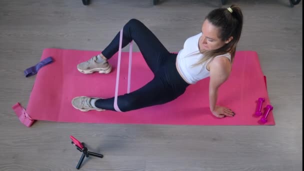 Lány csinál sport otthon az online fitness edző — Stock videók
