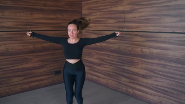 Jonge sportieve vrouw is overslaan tijdens fitness training — Stockvideo