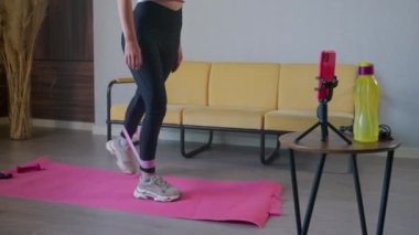 Cep telefonunda direniş bandı ve video eğitimi ile evde çalışma