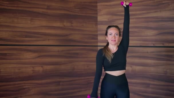 Thuis fitness met halters oefening — Stockvideo