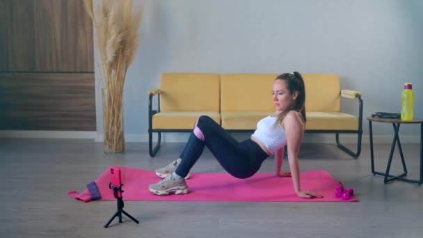 Alsó test edzés ellenállás sáv otthon — Stock videók