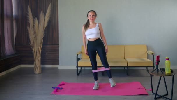 Fitness domestico con fascia di resistenza — Video Stock