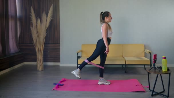 Trening fitness w domu dla zdrowia i przystojny — Wideo stockowe