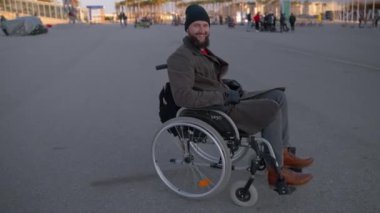 Şehirde mutlu engelliler var.