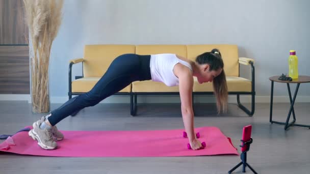 Treinamento de fitness por vídeo tutorial em rede social, mulher está fazendo exercício físico — Vídeo de Stock