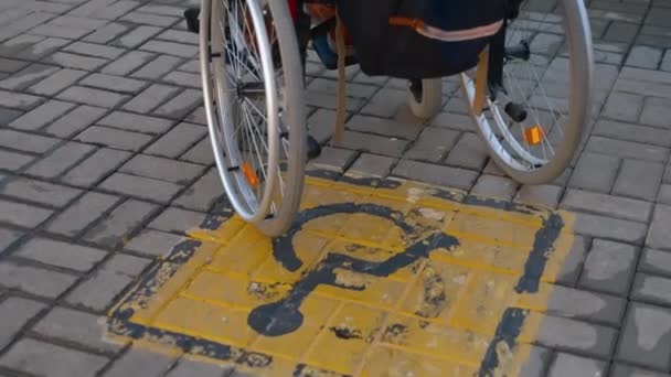 Problem osób niepełnosprawnych w mieście, mężczyzna na wózku inwalidzkim na ulicy — Wideo stockowe