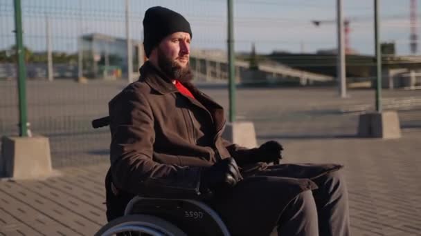 Personne avec la maladie et l'immobilité du bas du corps se repose dans la rue — Video