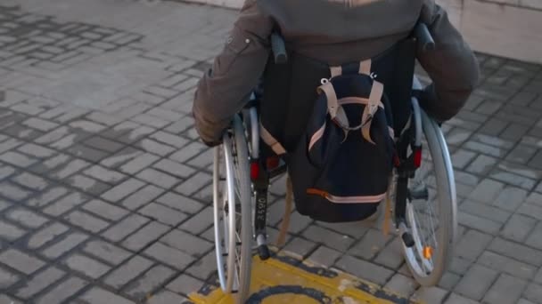 Handicapés et pancarte indiquant l'accès des personnes à mobilité réduite — Video