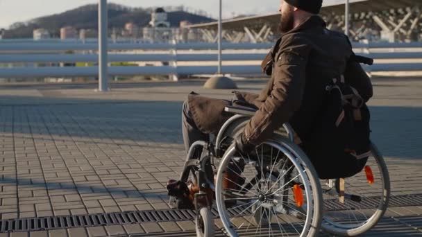Άτομα με αναπηρία σε αναπηρική καρέκλα στην πόλη, ανεξάρτητη μετακίνηση με άκυρη μεταφορά — Αρχείο Βίντεο