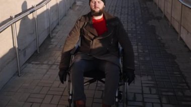 Tekerlekli sandalyedeki engelli rampada.