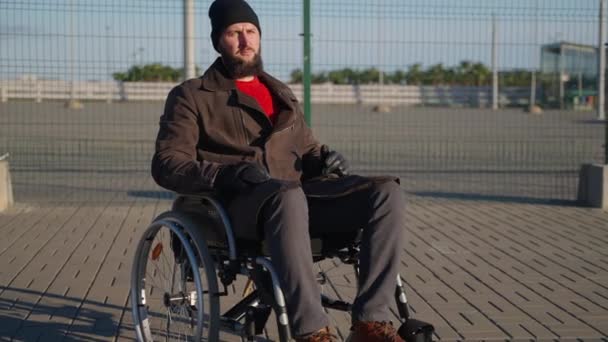 Solitaire handicapé en fauteuil roulant regardant la ville — Video
