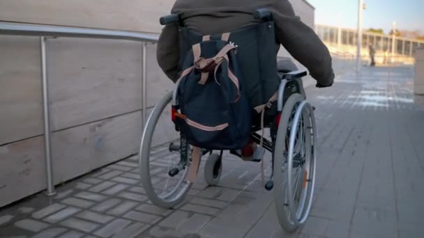 Área equipada para personas con discapacidad en la ciudad, el hombre en silla de ruedas está utilizando la rampa para discapacitados — Vídeo de stock