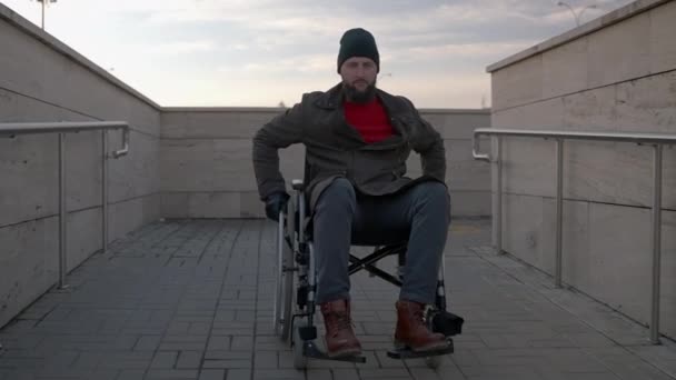 Tekerlekli sandalyedeki mutlu engelli adam engelli rampasından aşağı yuvarlanıyor. — Stok video