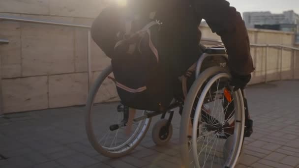 Handicapés sur la rampe en plein soleil — Video