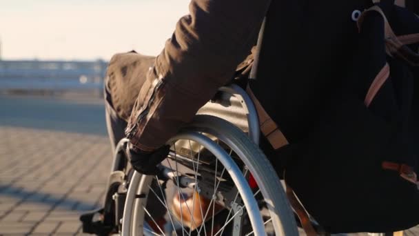 Gehandicapte man in rolstoel is klaar om te bewegen — Stockvideo