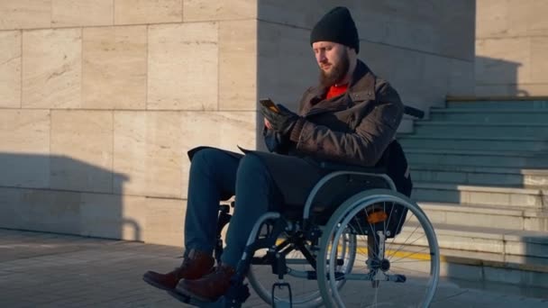 Homme handicapé passer la matinée en plein air dans la ville et en utilisant le téléphone — Video