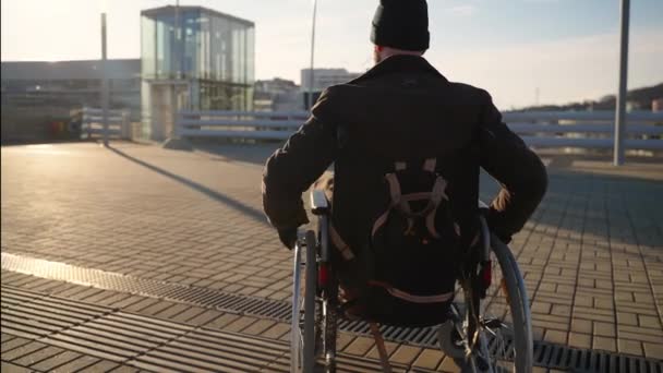 Gehandicapte man in rolstoel in de straat met lift — Stockvideo