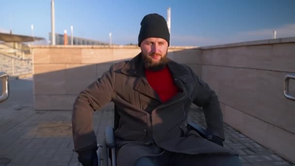 휘일 체어 를 탄 행복 한 신체장애자 — 비디오