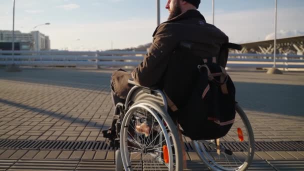 Homem com deficiência com olhar atencioso estar sozinho na rua — Vídeo de Stock