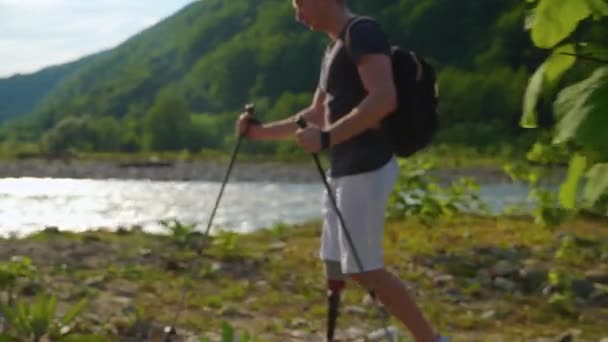 Disabled hiker with prosthetic leg is walking alone in nature — Stock Video