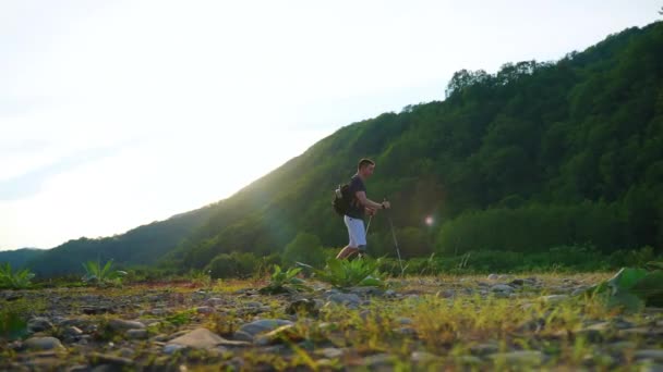 Gehandicapte reiziger die de natuur verkent — Stockvideo