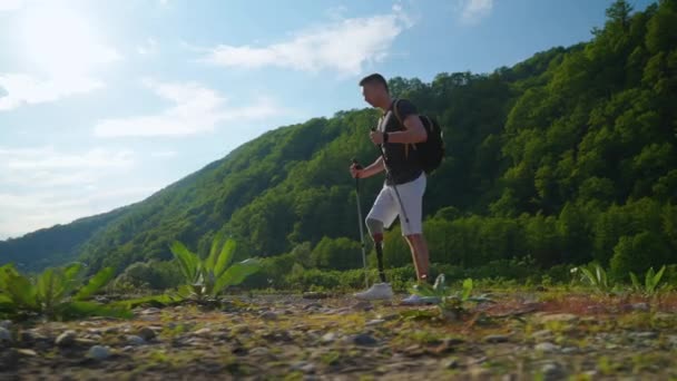 Backpacker with artificial limb goes hiking — Stock Video